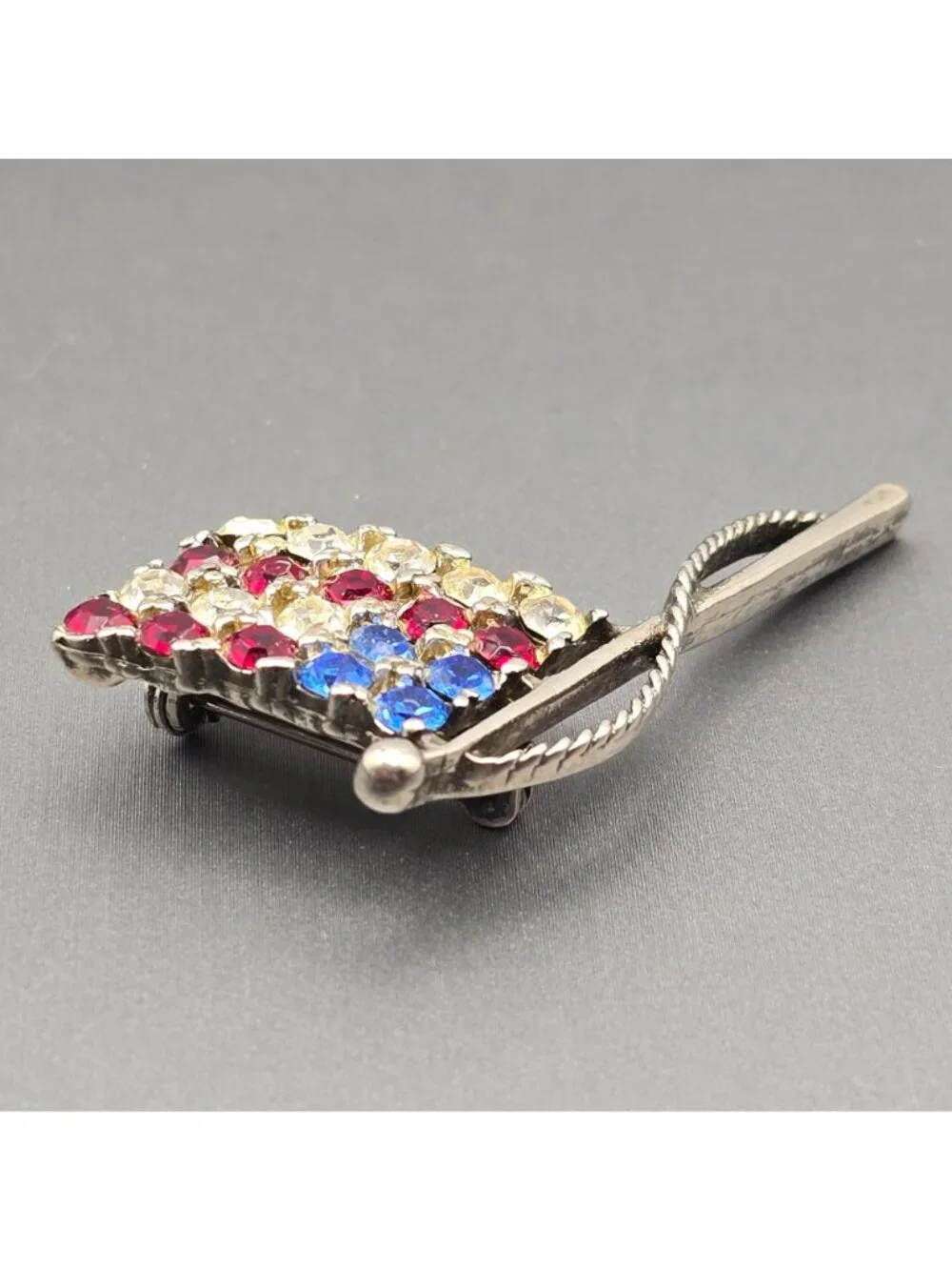 VTG American Flag Brooch Pin Pot Metal Rhinestone Patriotic USA Red White Blue - Picture 2 of 4